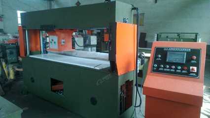 【全國熱銷 液壓龍門手套 下料機(jī) 裁斷機(jī)(廠價(jià)直銷 現(xiàn)場測試壓力)】價(jià)格,廠家,圖片,裁斷機(jī),鹽城市益浩皮革機(jī)械-