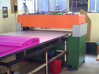 【精密裁切機(jī)裁斷機(jī)四柱式裁斷機(jī)液壓裁斷機(jī) 整機(jī)保用三年】?jī)r(jià)格,廠家,圖片,裁斷機(jī),鹽城市益浩皮革機(jī)械-