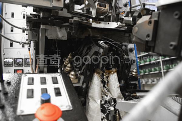 男人用特殊的機(jī)械工具制鞋。鞋廠的輸送機(jī),有鞋底和鞋底。