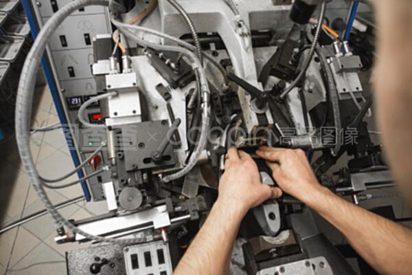 男人用特殊的機(jī)械工具制鞋。鞋廠的輸送機(jī),有鞋底和鞋底。